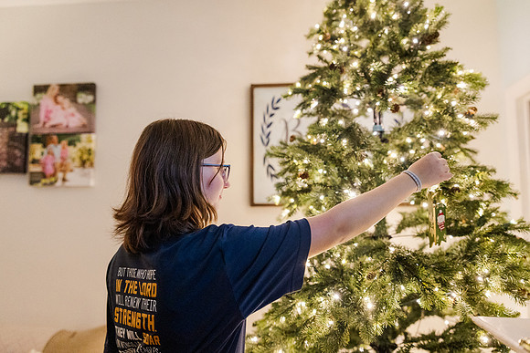 Jennifer B. Photography-tree decorating2023-0002
