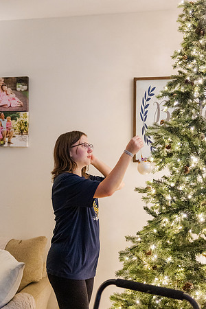 Jennifer B. Photography-tree decorating2023-0004