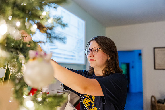 Jennifer B. Photography-tree decorating2023-0011