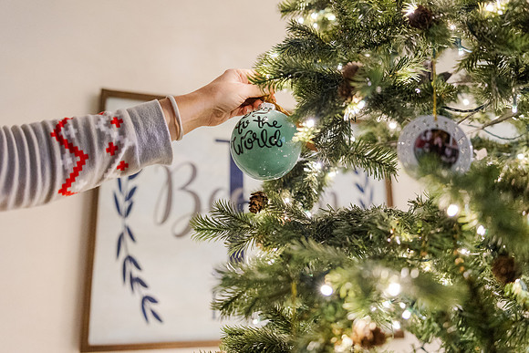 Jennifer B. Photography-tree decorating2023-0013