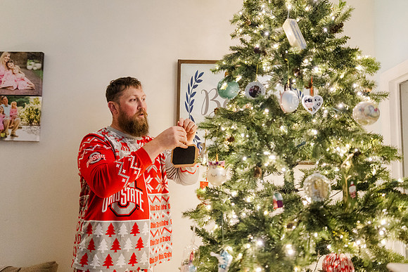 Jennifer B. Photography-tree decorating2023-0020
