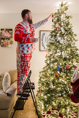 Jennifer B. Photography-tree decorating2023-0028