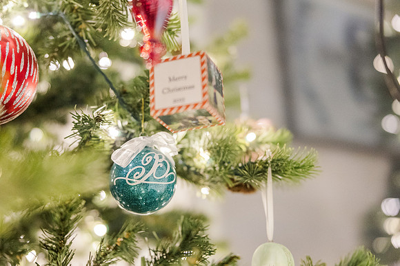 Jennifer B. Photography-tree decorating2023-0040