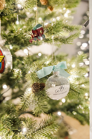 Jennifer B. Photography-tree decorating2023-0039