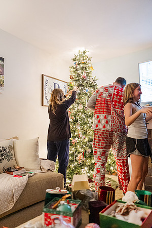 Jennifer B. Photography-tree decorating2023-0042