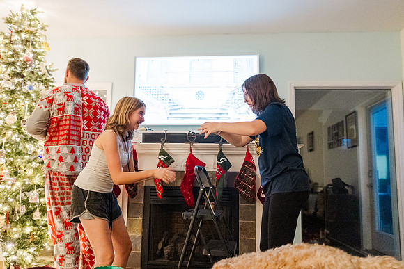 Jennifer B. Photography-tree decorating2023-0043