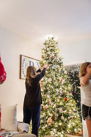 Jennifer B. Photography-tree decorating2023-0041