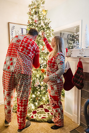 Jennifer B. Photography-tree decorating2023-0044