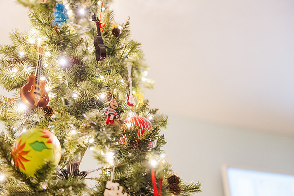 Jennifer B. Photography-tree decorating2023-0063