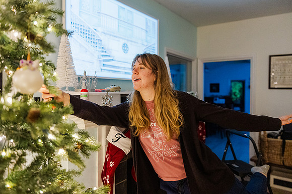 Jennifer B. Photography-tree decorating2023-0008