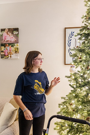 Jennifer B. Photography-tree decorating2023-0005