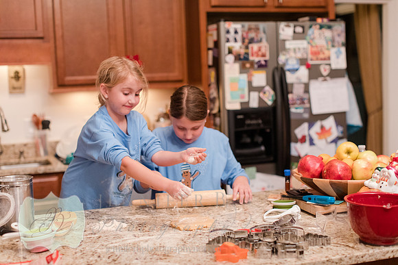 Jennifer B Photography-Girls making Christmas Cookies-2018-0054