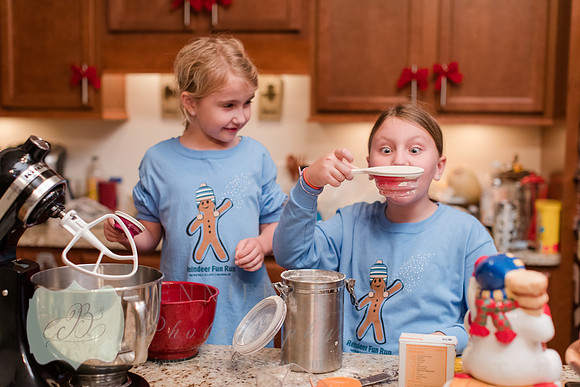 Jennifer B Photography-Girls making Christmas Cookies-2018-0010